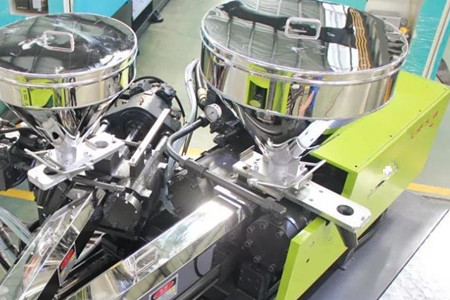 如何選擇混雙色注塑機(jī)？看完后漲知識(shí)！